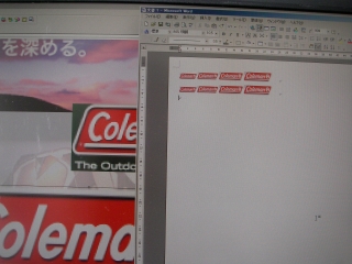 1/10クーラーボックスにColemanのシールを貼る１