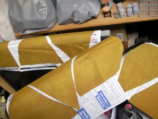 FIEBING'S　LEATHER　DYE　革用染料　Light Brown　で染めた布を乾燥中