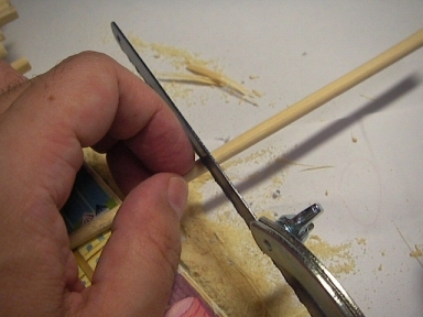 アスレチック丸太コースコース・竹箸をハンディソーで切る